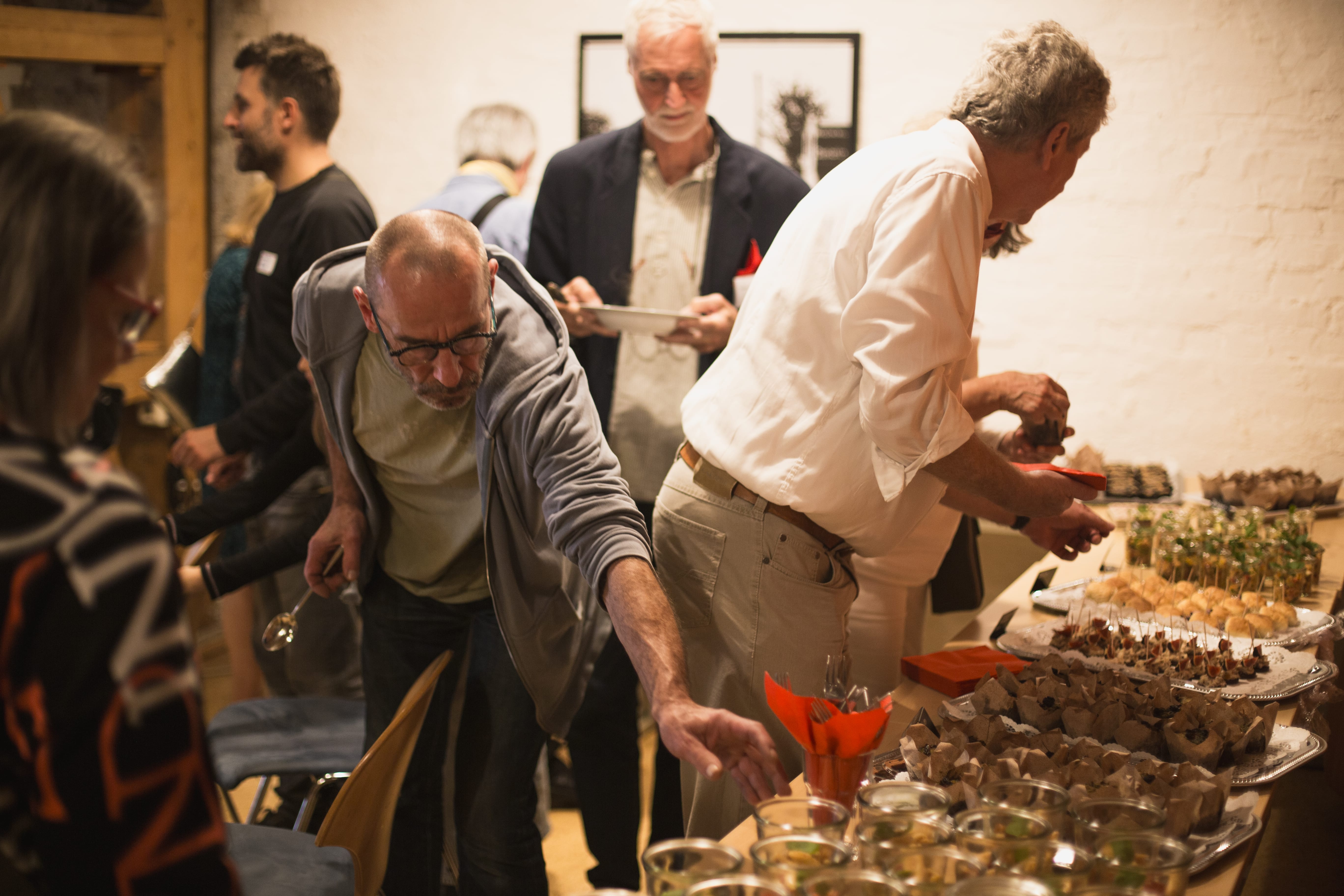 Unsere Gäst:innen bedienen sich am eröffneten Buffet.