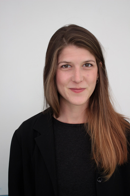 Portaitfoto vor einem weißen Hintergrund.