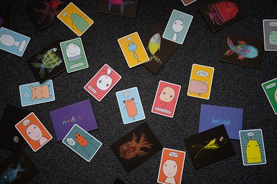 Bunte Bildkarten liegen auf einem dunkelblauen Teppichboden.