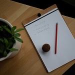 Ein Igelball und ein roter Stift liegen auf einem weißen Baltt Papier