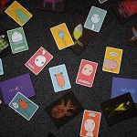 Bunte Bildkarten liegen auf einem dunkelblauen Teppichboden.